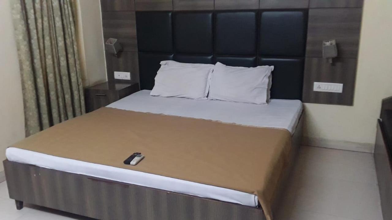 Hotel Shelter ธาราพิธ ภายนอก รูปภาพ